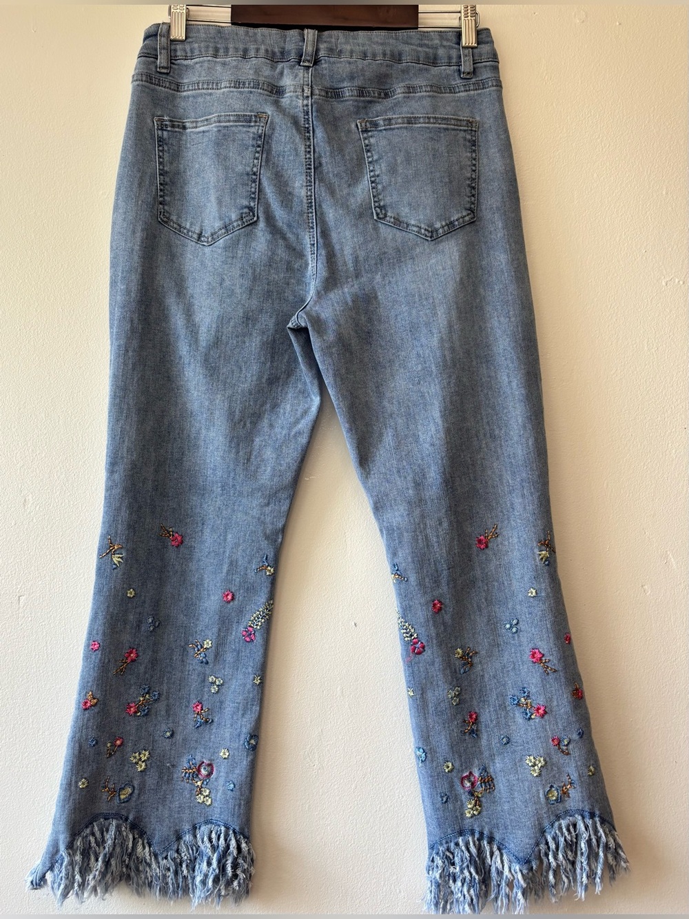 Charlie B Embroidered Fringe Hem Crop Jeans Floral Boho Size 10 - Picture 2 of 9